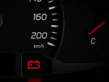 Spia rossa della batteria accesa sul cruscotto. Se la batteria è scarica il quadro si accende, segnalando un problema.