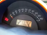 Cruscotto auto con tachimetro e spia del freno di stazionamento accesa. Chilometraggio 122599 km.