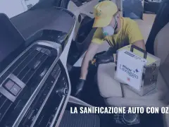 Un operatore effettua la sanificazione auto con ozono, utilizzando un macchinario per un ambiente interno igienizzato e sicuro.