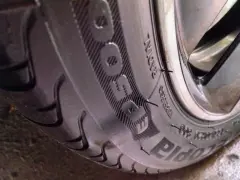 Una bolla su pneumatico, forse un chiodo conficcato, minaccia la sicurezza del viaggio.