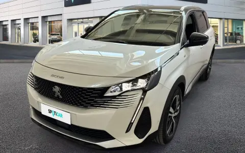 Peugeot 3008 bianco davanti a uno showroom Spoticar. Scopri il costo tagliando Peugeot 3008 per la tua auto.