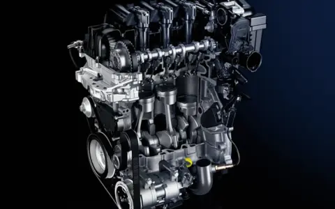 Sezione di un motore auto moderno, con pistoni, albero motore e distribuzione visibili.