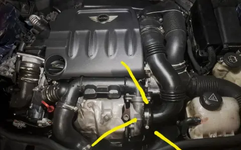 Motore Mini Cooper con evidenziata una possibile perdita olio motore lato destro, vicino al turbo.
