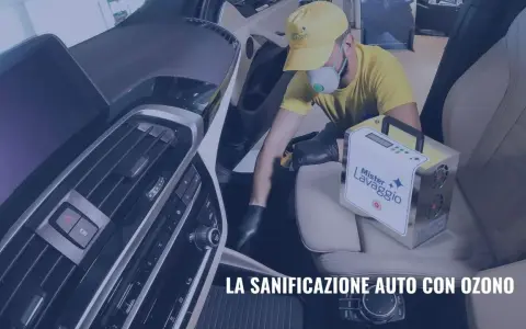 Un operatore effettua la sanificazione auto con ozono, utilizzando un macchinario per un ambiente interno igienizzato e sicuro.
