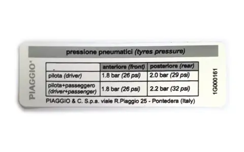 Etichetta con pressione pneumatici Vespa 50 Special: 1.8 bar (anteriore) e 2.0/2.2 bar (posteriore) a seconda del carico.
