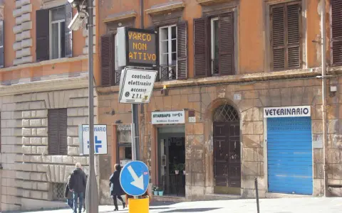 Cartello Z.T.L. "VARCO NON ATTIVO" per evitare la zona traffico limitato multa punti.