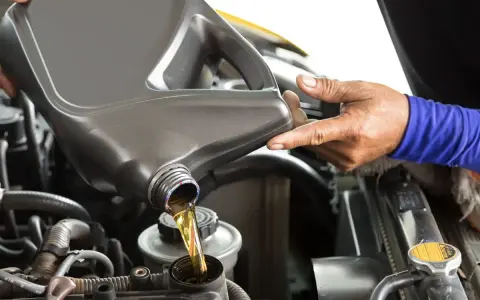 Versare olio motore: lubrifica, raffredda e protegge il motore, garantendo prestazioni ottimali e lunga durata.