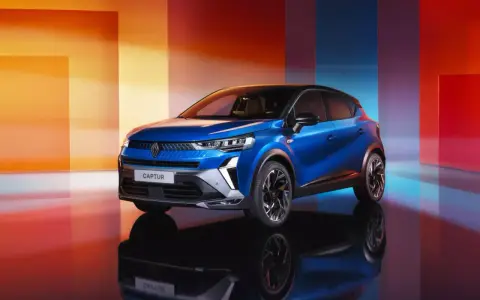 Renault Captur blu, con cerchi in lega dal design sportivo. Le gomme sono adatte a un SUV compatto, pronte per ogni avventura.