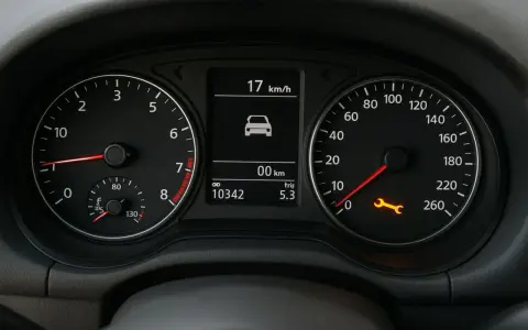 Cruscotto auto con spia chiave inglese accesa, indicando un problema meccanico. Velocità 17 km/h, chilometraggio 10342.