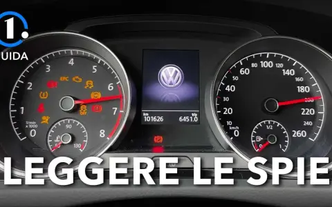 Cruscotto auto con spie accese, tra cui EPC e ABS. Il testo "LEGGIERE LE SPIE" suggerisce di interpretare ogni spia rubinetto macchina.