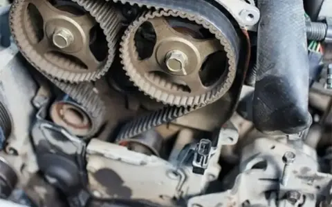 Dettaglio del motore auto: la cinghia di distribuzione, fondamentale per la sincronizzazione delle valvole.