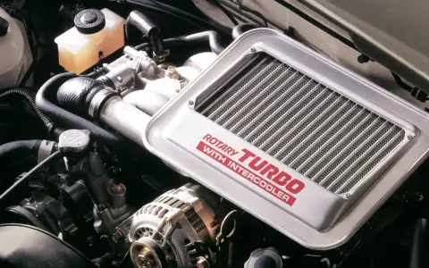 Motore rotativo turbo con intercooler. L'intercooler raffredda l'aria compressa dal turbo, migliorando le prestazioni.