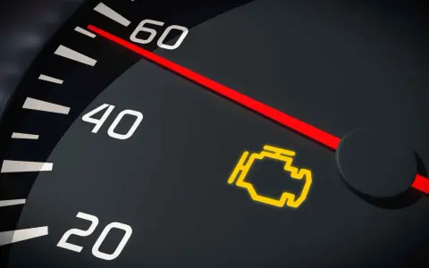 Spia gialla del motore accesa sul cruscotto. È ora di far controllare motore.