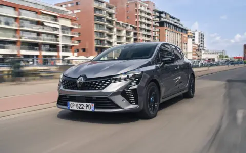 Un'auto grigia moderna sfreccia in città, perfetta per i neopatentati che cercano stile e sicurezza.