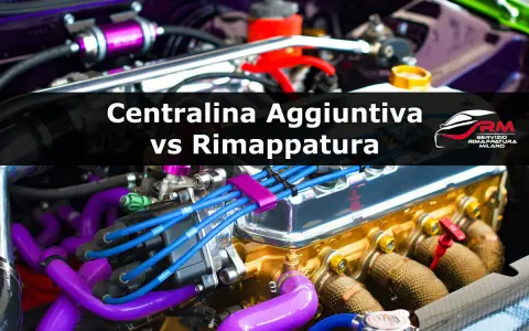 Motore elaborato con tubi viola e cavi blu. Il testo indica "Centralina Aggiuntiva vs Rimappatura", suggerendo un confronto tra metodi per ottimizzare le prestazioni del motore.