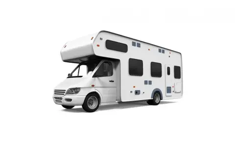 Autocaravan bianco su sfondo bianco, ideale per conoscere i limiti velocità autocaravan 3.5 t.