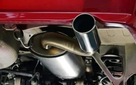 Il silenziatore dell'auto, parte essenziale per ridurre il rumore.