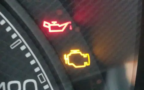 Cruscotto auto: la spia della pressione dell'olio è di colore rosso, un segnale di allarme da non ignorare.
