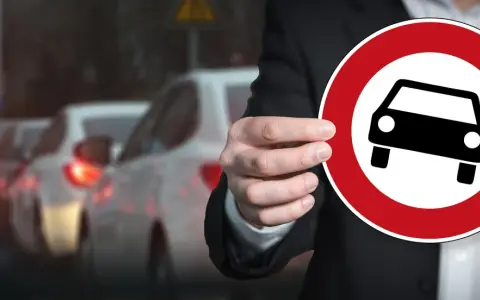 Divieto di circolazione per auto a benzina Euro 4. Il segnale stradale indica restrizioni per i veicoli inquinanti.