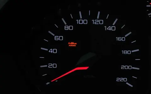 Cruscotto auto con spia AdBlue accesa, nonostante il rabbocco. Il problema persiste.