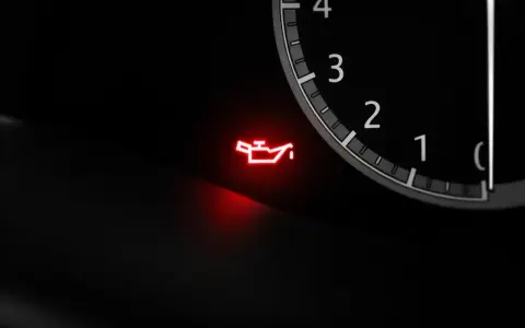 Spia rossa accesa sul cruscotto: attenzione, c'è un problema con la spia olio motore.