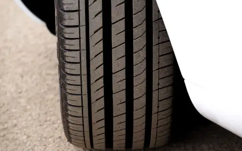 Gomme auto con battistrada residuo 5 mm. La profondità del battistrada è ancora buona per affrontare la strada.