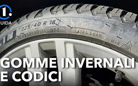 Gomme invernali per auto elettriche: dettaglio del battistrada con sigle M+S e fiocco di neve, per una guida sicura.