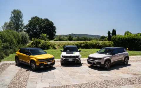 Tre Jeep Avenger, una gialla, una bianca e una grigia, parcheggiate all'aperto. Ottimi incentivi auto full hybrid per chi cerca un SUV ecologico.