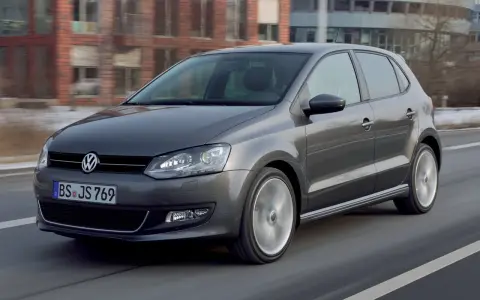 Volkswagen Polo grigia in movimento. Per il tagliando Volkswagen Polo ogni quanto? Consulta il libretto o il tuo meccanico.