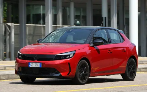 Opel Corsa 1.2 benzina rossa in movimento. Per il tagliando, ogni quanto?