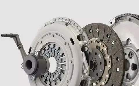 Parti di frizione per auto: disco, spingidisco e volano. Componenti essenziali per il cambio marcia.