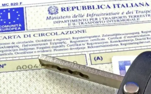 Carta di circolazione e chiave dell'auto, documenti obbligatori in auto per viaggiare in regola.