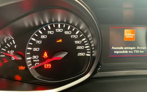 Spia AdBlue non si spegne dopo rabbocco Renault. Anomalia antinquinamento, avvio impossibile tra 750 km.