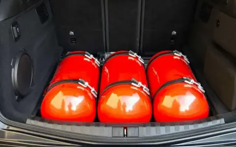 Bagagliaio con bombole GPL rosse. Informazioni su euro 4 GPL fino a quando possono circolare.