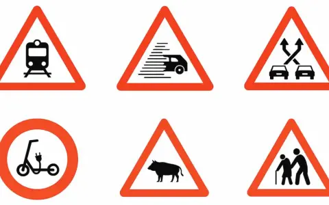 Cartelli stradali: divieto di transito per treni, auto veloci, incrocio, monopattini elettrici, animali (cinghiali) e pedoni anziani.