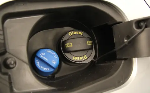 Tappo blu per AdBlue e tappo nero per Diesel, pronti per il rifornimento.