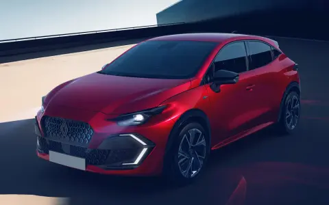 Nuova Renault Clio rossa, perfetta per conoscere il costo tagliando Renault Clio.