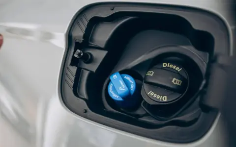 Tappo blu AdBlue e tappo nero Diesel nel vano carburante. Meglio AdBlue alla pompa o in tanica?