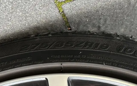 Gomme 275/35ZR19. Attenzione a montare gomme diverse davanti e dietro, potrebbe causare problemi.