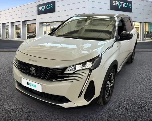 Peugeot 3008 bianco davanti a uno showroom Spoticar. Scopri il costo tagliando Peugeot 3008 per la tua auto.