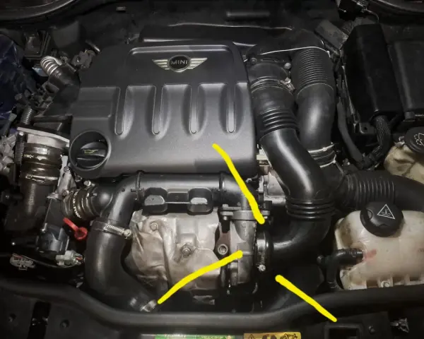 Motore Mini Cooper con evidenziata una possibile perdita olio motore lato destro, vicino al turbo.