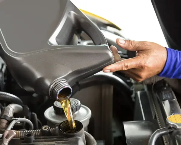 Versare olio motore: lubrifica, raffredda e protegge il motore, garantendo prestazioni ottimali e lunga durata.