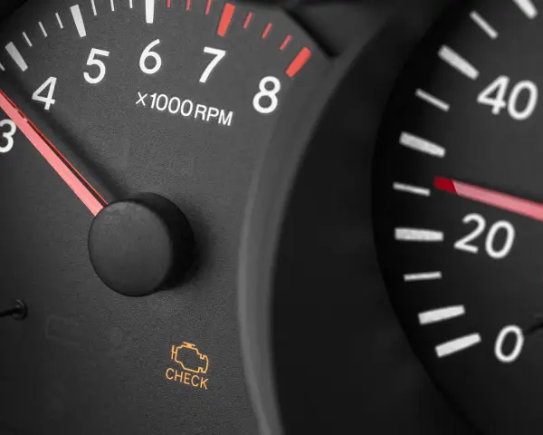 Cruscotto auto con spia motore accesa ma nessun problema. Tachimetro e contagiri visibili.