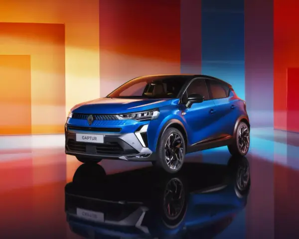 Renault Captur blu, con cerchi in lega dal design sportivo. Le gomme sono adatte a un SUV compatto, pronte per ogni avventura.