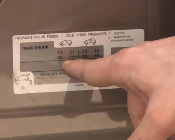 Etichetta con pressioni pneumatici 195/55 R16 87H. Dati in bar per diverse condizioni di carico.