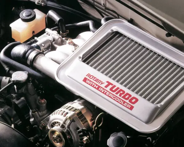 Motore rotativo turbo con intercooler. L'intercooler raffredda l'aria compressa dal turbo, migliorando le prestazioni.