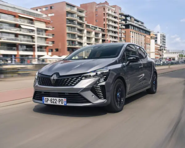 Un'auto grigia moderna sfreccia in città, perfetta per i neopatentati che cercano stile e sicurezza.
