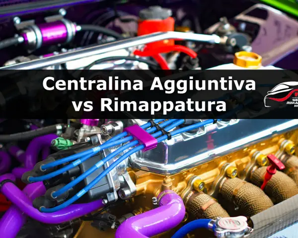 Motore elaborato con tubi viola e cavi blu. Il testo indica "Centralina Aggiuntiva vs Rimappatura", suggerendo un confronto tra metodi per ottimizzare le prestazioni del motore.