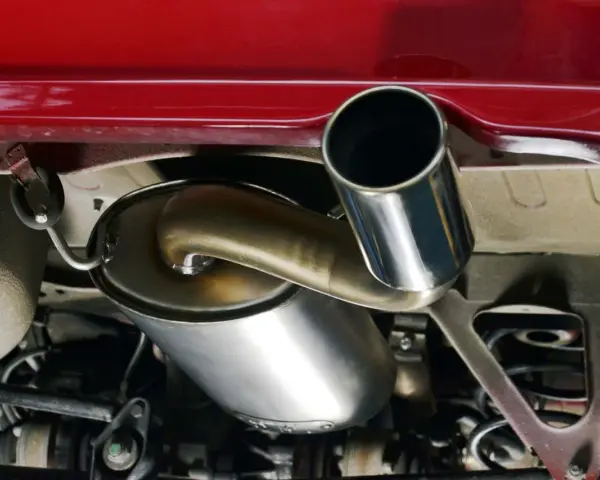 Il silenziatore dell'auto, parte essenziale per ridurre il rumore.