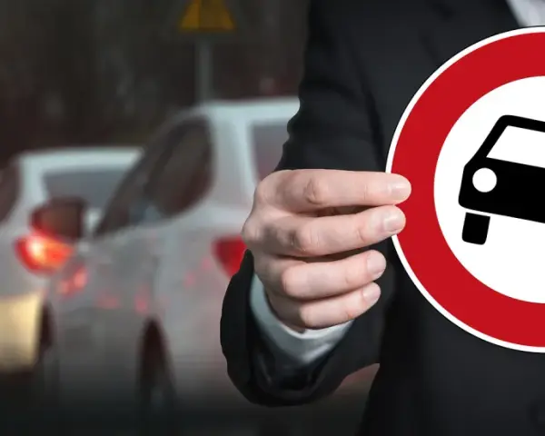 Divieto di circolazione per auto a benzina Euro 4. Il segnale stradale indica restrizioni per i veicoli inquinanti.